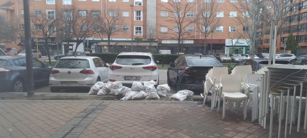 manueldufe's tweet photo. @AlcorconEco @AytoAlcorcon @esmasa sacos abandonados frente a calle Oslo 8 desde hace 3 semanas. Hagan por retirar estos residuos por favor. Gracias https://t.co/ZAuCf25079