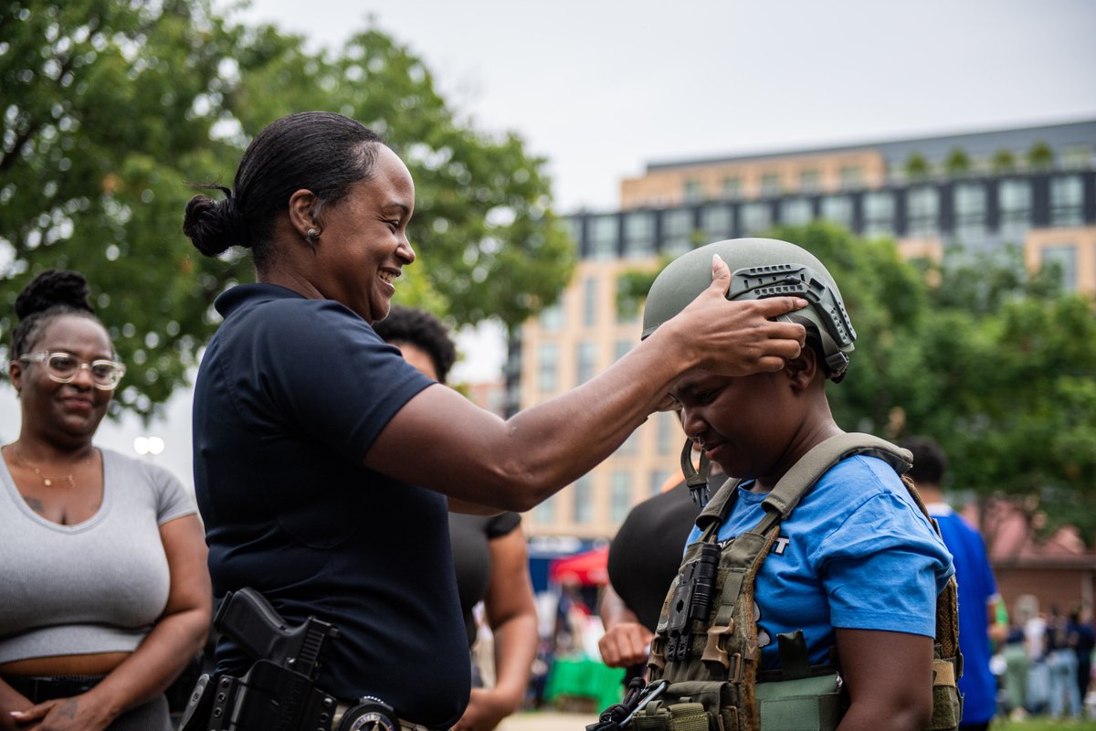 USMarshalsHQ's tweet image. With every handshake and smile, the U.S. Marshals strengthens bonds within the communities they serve. 

#USMarshals #BeTheDifference