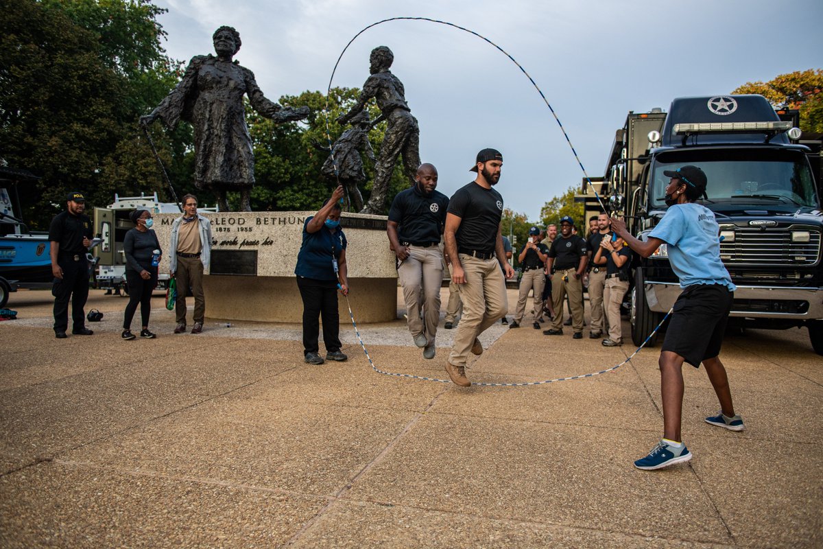 USMarshalsHQ's tweet image. With every handshake and smile, the U.S. Marshals strengthens bonds within the communities they serve. 

#USMarshals #BeTheDifference