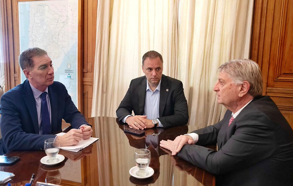En un nuevo encuentro con el Jefe de Gabinete <a href="/madorni/">Manuel Adorni</a> y el Ministro del Interior <a href="/diegosantilli/">Diego Santilli</a> abordamos una variada agenda vinculada tanto al ámbito del Congreso Nacional como a temas comunes a ambas jurisdicciones, entre ellos la deuda del Estado Nacional con La Pampa,