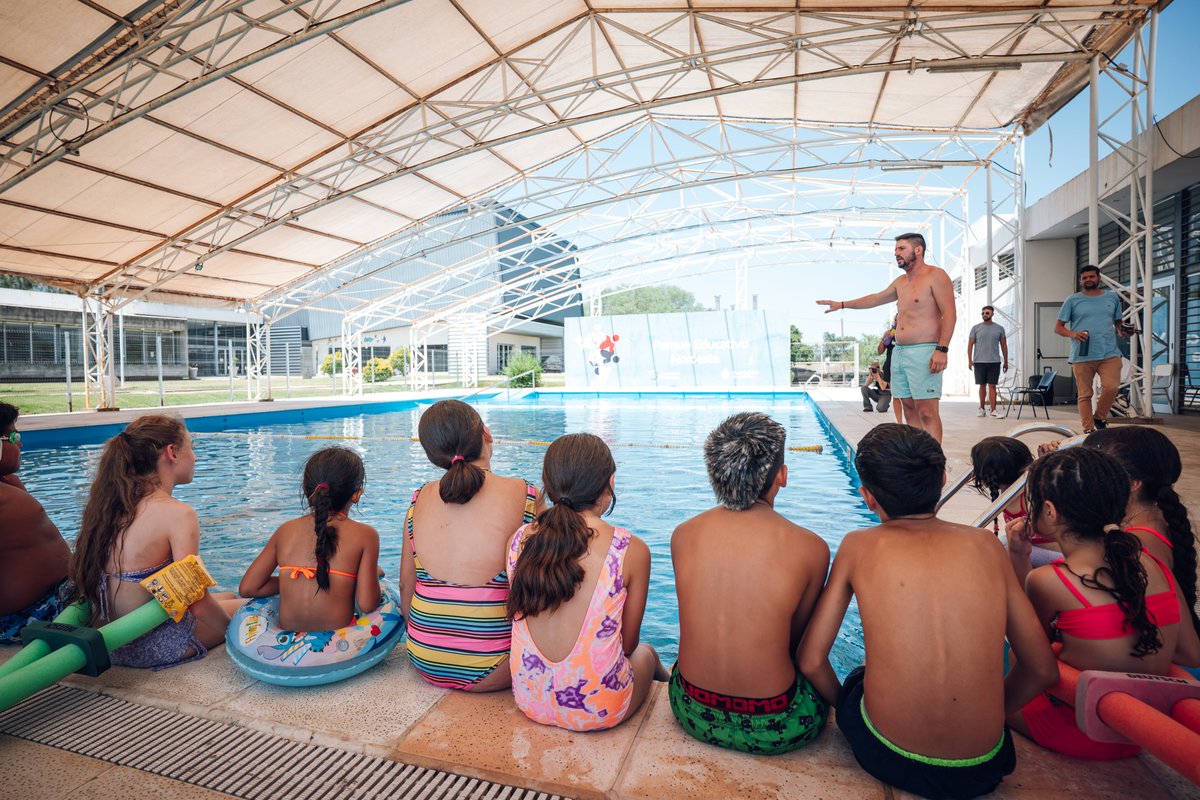 🏊🏼 Tu Barrio en la Pile: el verano se vive en los Parques Educativos.

Más de 1800 vecinas y vecinos de distintos barrios de la ciudad disfrutan de esta propuesta, que en lo que va de la temporada concretó más de 40 viajes a través de la Línea E de Verano.