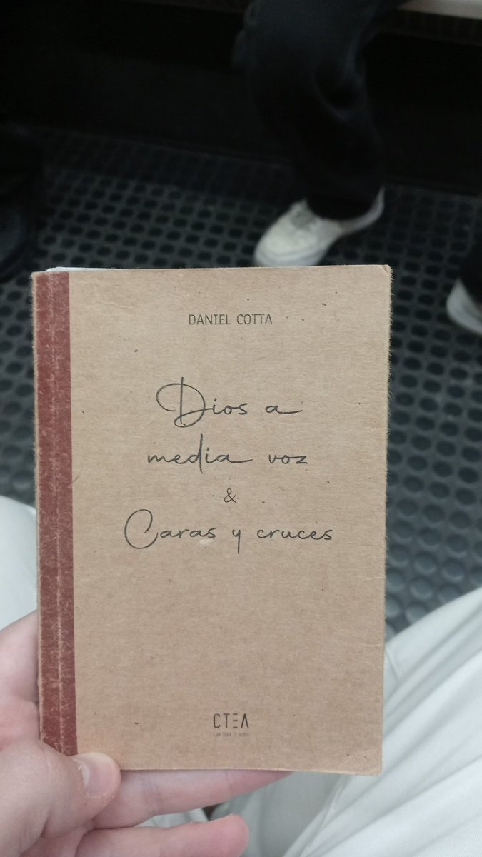 canteraepmdj's tweet photo. Este poemario de @DanielCotta7 es el libro que más veces he leído y regalado. Un tesoro que cabe en cualquier bolsillo. https://t.co/D0ecV417vq
