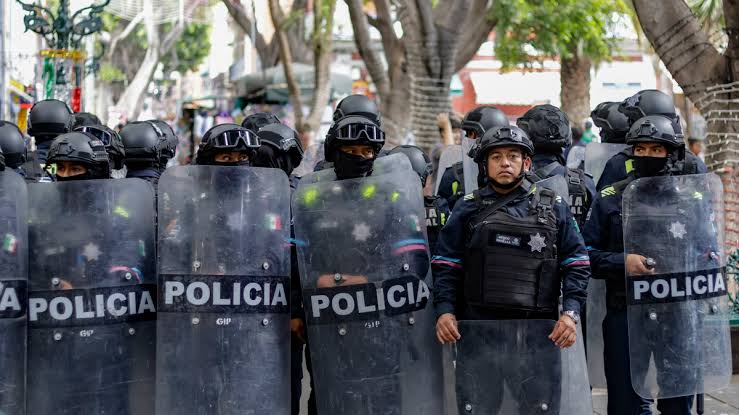 🚨 Puebla: al menos 12 policías y expolicías fueron detenidos en el último año por corrupción, homicidios y vínculos con grupos delictivos. Las autoridades estatales y federales aseguran que continuarán las investigaciones para erradicar la infiltración criminal en la policía.