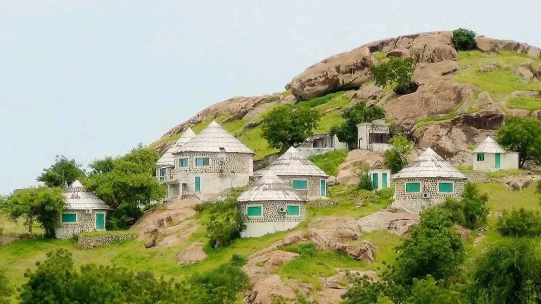 HumanityPurpose's tweet photo. #Cameroun
Le #Parc national de #Waza dans son état d'avant et de maintenant.
• Problème d'entretien et de réhabilitation des infrastructures;
• Braconnage et attaque contre les #EcoGardes;
• #BokoHaram, #TerroBanditisme et prise d'#otages.
@jtchoufang @tassingremi @Action237 https://t.co/CUncJTlqL5