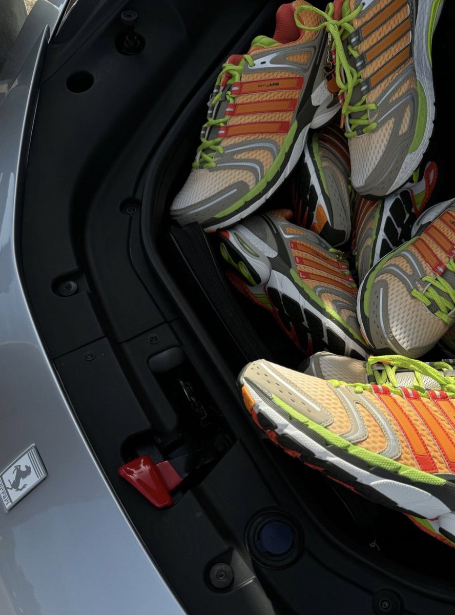 ComplexSneakers's tweet image. Larry June gives another look at his upcoming Adidas collab 👀🍊

📸: @LarryJuneTFM