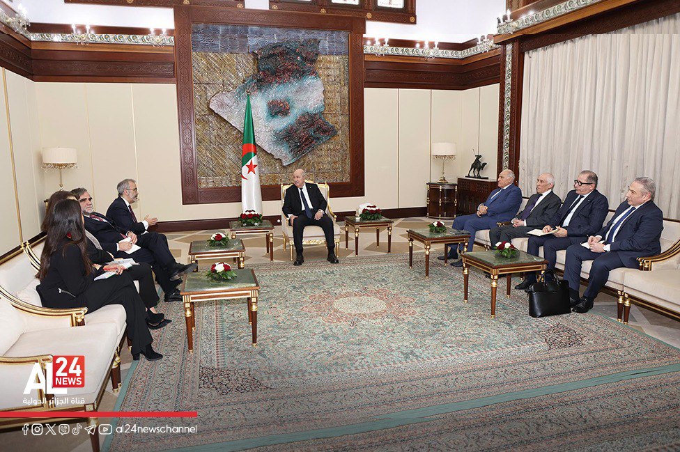 AL24Francais's tweet photo. #En_images: Le prĂ©sident de la rĂ©publique, Abdelmadjid Tebboune, a reçu, ce jour, Paulo Rangel, ministre dâĂtat, ministre des affaires Ă©trangĂšres de la rĂ©publique portugaise, et la dĂ©lĂ©gation lâaccompagnant
#Algérie #Portugal #Audiance #Présidence #Diplomatie https://t.co/FQoy0EkFMV