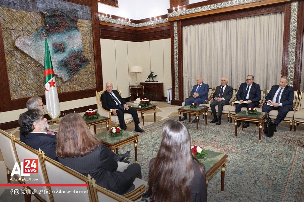 AL24Francais's tweet photo. #En_images: Le prĂ©sident de la rĂ©publique, Abdelmadjid Tebboune, a reçu, ce jour, Paulo Rangel, ministre dâĂtat, ministre des affaires Ă©trangĂšres de la rĂ©publique portugaise, et la dĂ©lĂ©gation lâaccompagnant
#Algérie #Portugal #Audiance #Présidence #Diplomatie https://t.co/FQoy0EkFMV
