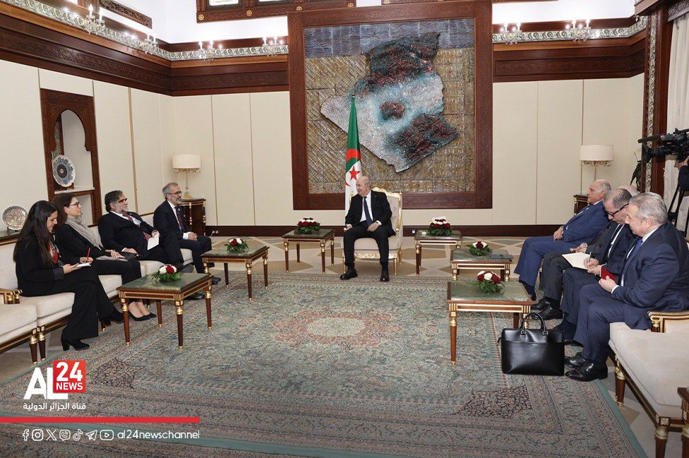 AL24Francais's tweet photo. #En_images: Le prĂ©sident de la rĂ©publique, Abdelmadjid Tebboune, a reçu, ce jour, Paulo Rangel, ministre dâĂtat, ministre des affaires Ă©trangĂšres de la rĂ©publique portugaise, et la dĂ©lĂ©gation lâaccompagnant
#Algérie #Portugal #Audiance #Présidence #Diplomatie https://t.co/FQoy0EkFMV
