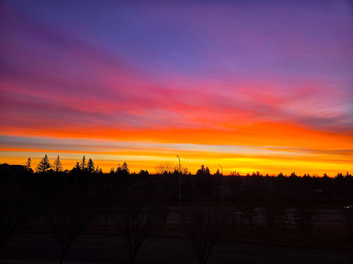 Sunrise in YYC <a href="/weathernetwork/">The Weather Network</a> @LilyLightenin <a href="/ShelbymcWx/">shelbymcWx</a> #abweather <a href="/globalnews/">Globalnews.ca</a>