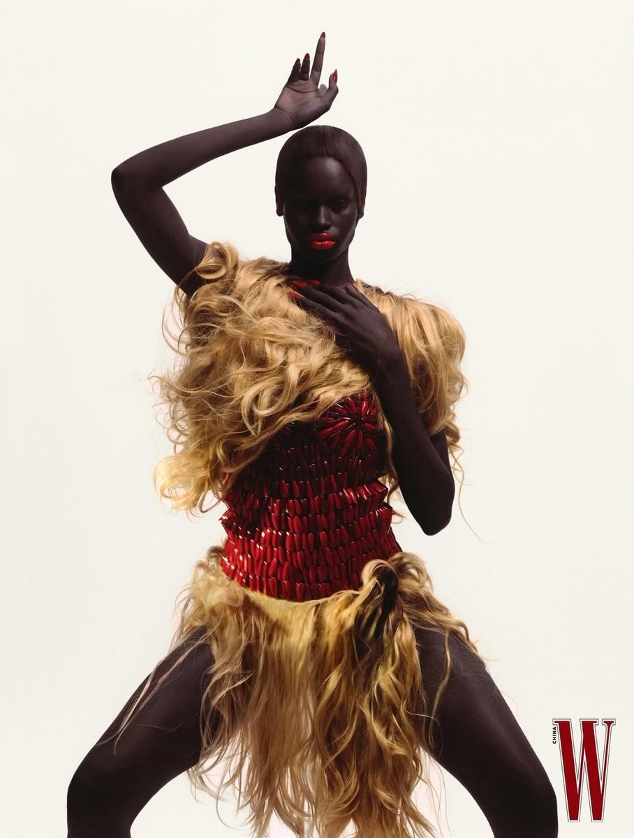 Such a FASCINATING and FUNKY editorial of ✨️W Mag China✨️ (who else?!) in the lens of Yuan Li.🪡