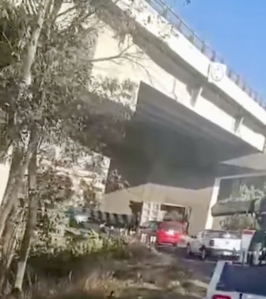 ReporteNR's tweet photo. Camión que transportaba arena volcó hace unos momentos metros antes de la caseta de cobro de Atizapán, en la autopista Chamapa–Lechería, obstruyendo parte de la circulación.
#AtizapánDeZaragoza #Edomex https://t.co/bq9kly2tr8