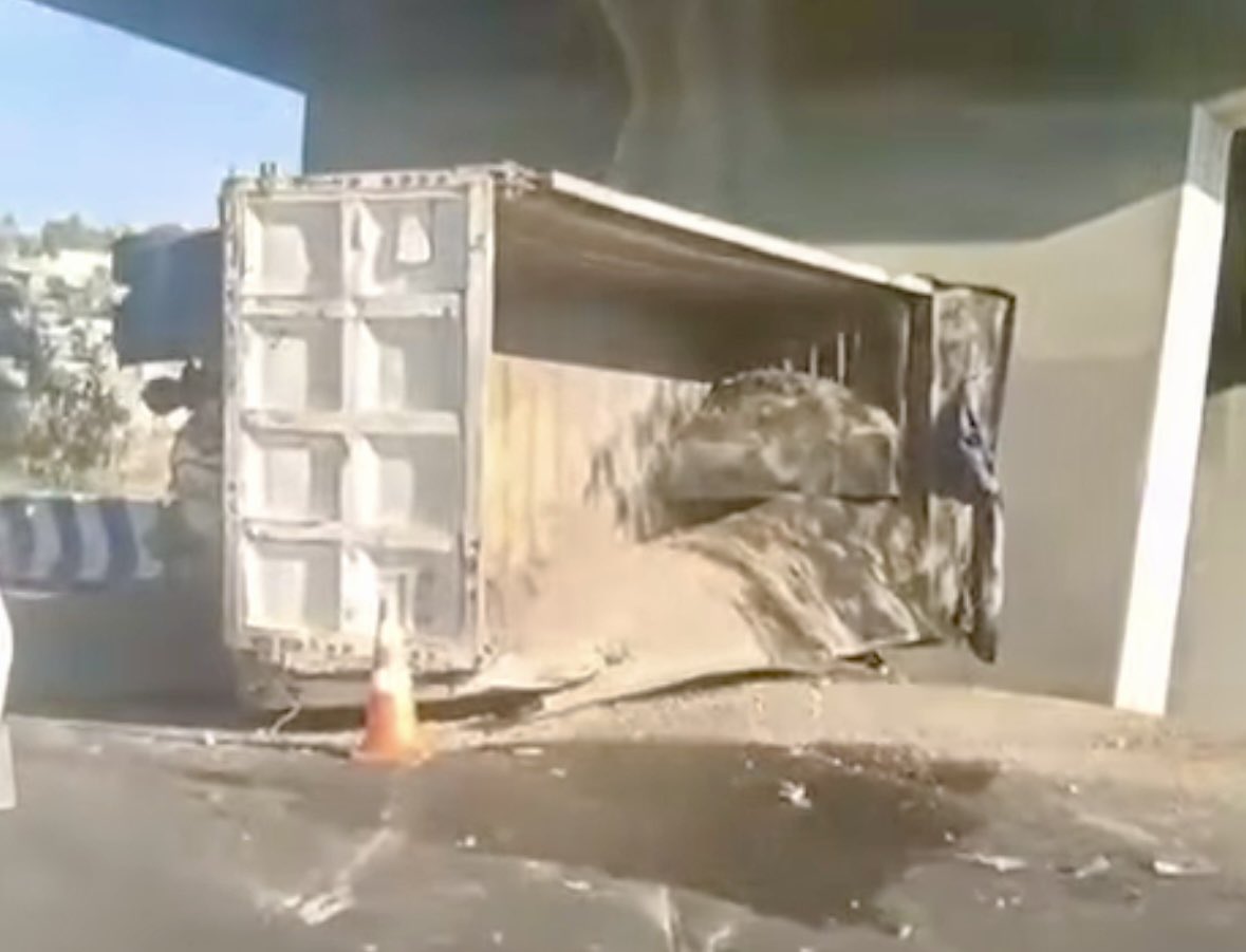 ReporteNR's tweet photo. Camión que transportaba arena volcó hace unos momentos metros antes de la caseta de cobro de Atizapán, en la autopista Chamapa–Lechería, obstruyendo parte de la circulación.
#AtizapánDeZaragoza #Edomex https://t.co/bq9kly2tr8