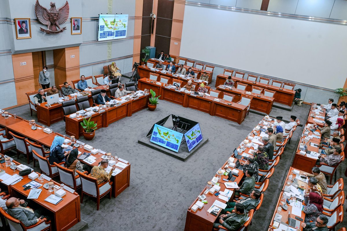 Wakil Menteri Sosial Agus Jabo Priyono menghadiri Rapat Kerja dan Rapat Dengar Pendapat dengan Komisi VIII DPR RI di Gedung Nusantara II, Jakarta Pusat, Selasa (3/2/2026).