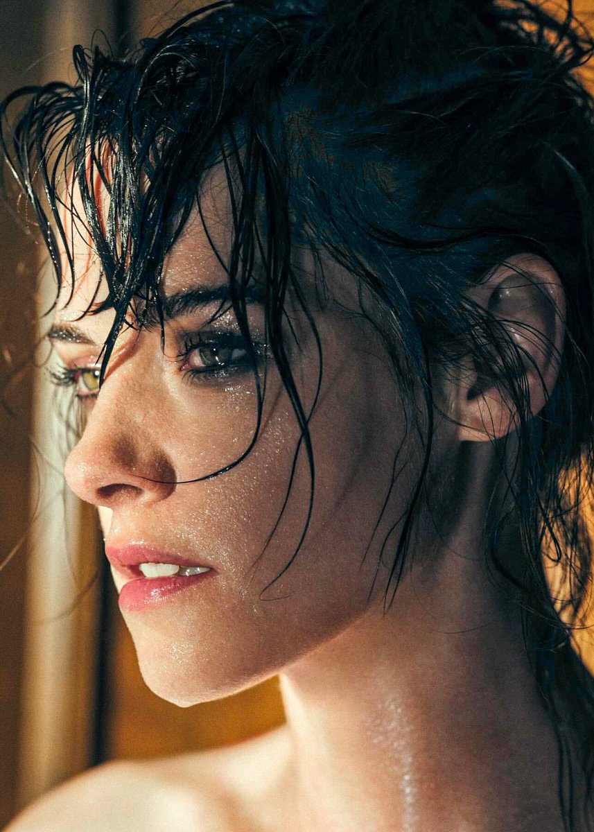 SceneinCinema's tweet image. 🚨 During an interview, the interviewer said to Kristen Stewart:

“Not only were you falling in love with Robert Pattinson on set, which, by the way, I think is the biggest mistake an actor can make…”

Before the interviewer could finish, Kristen interrupted him:

“I couldn’t…