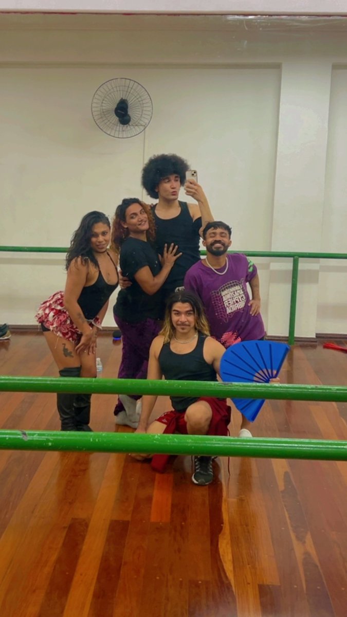 oicaris's tweet photo. ontem foi o primeiro ensaio oficial com os novos dançarinos, tô até nervoso, vai vir mesmoooooo https://t.co/OVoyPdNiwK