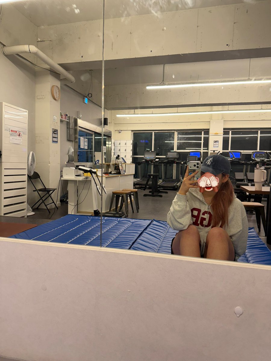 스쿼트 하다 넘어져서 뒤에 바에 온도니 박고 아퍼서 울어슨 낼 멍들 거 같아..