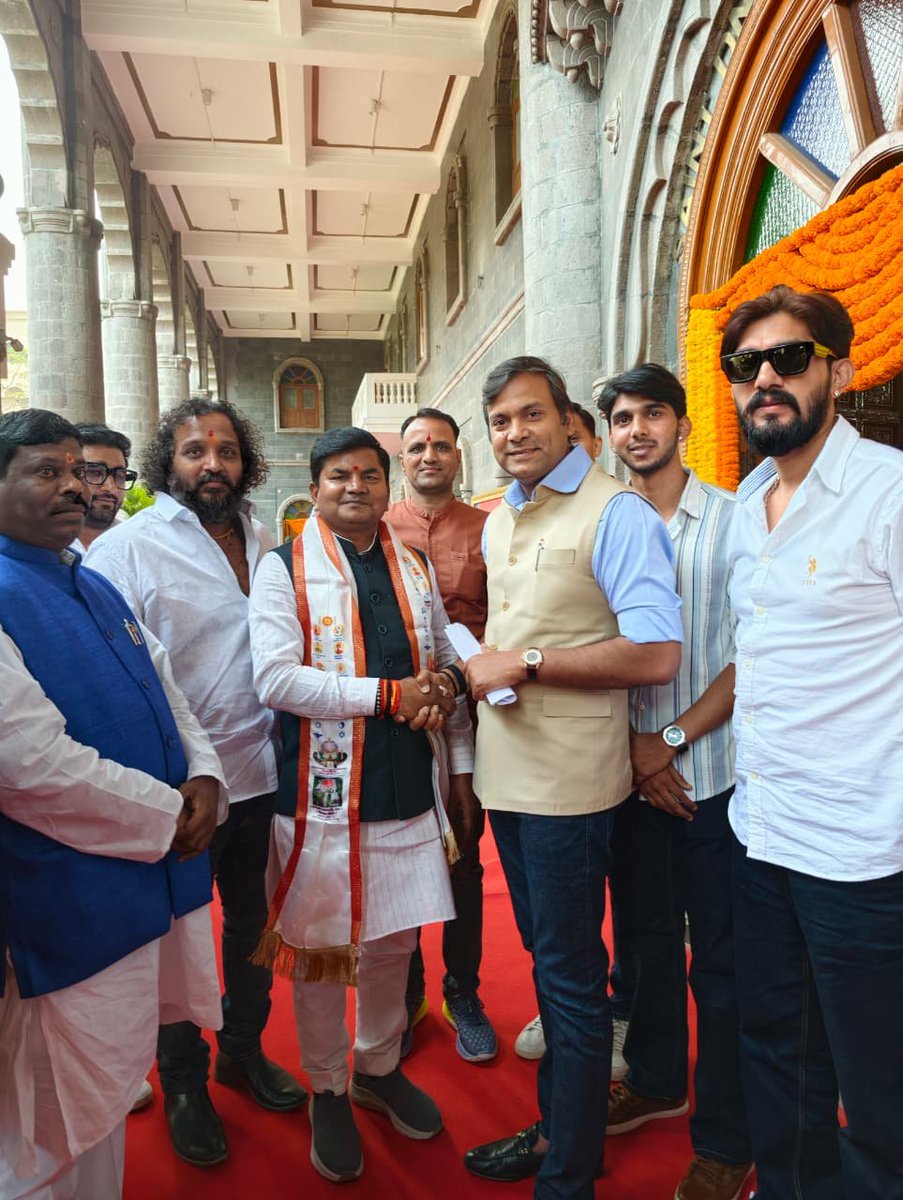 भारतीय शिक्षाविद, विचारक और MIT समूह के संस्थापक-अध्यक्ष प्रोफेसर डॉ. विश्वनाथ कराड जी को <a href="/MITWPUOfficial/">MIT World Peace University, Pune</a>  पहुँचकर आत्मीय रूप से जन्मदिन की हार्दिक बधाई एवं शुभकामनाएँ प्रेषित की I  

इस अवसर पर MIT SOG के Executive President श्री <a href="/RahulVKarad/">Dr. Rahul V. Karad</a>  राहुल कराड जी से आत्मीय भेंट हुई