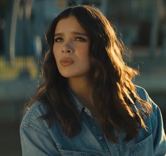 Hailee. | parody tweet media