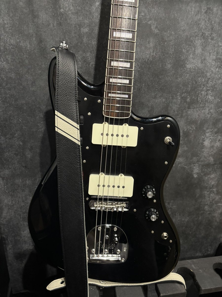 nurunuru_action's tweet photo. Fender MIJなんちゃらとGrandeuomo。ピックガードはLotustorks。自分が持ってる中で1番見た目が好きかも😘

#ギタプラコーデ選手権 https://t.co/f0T8Gi8kT2