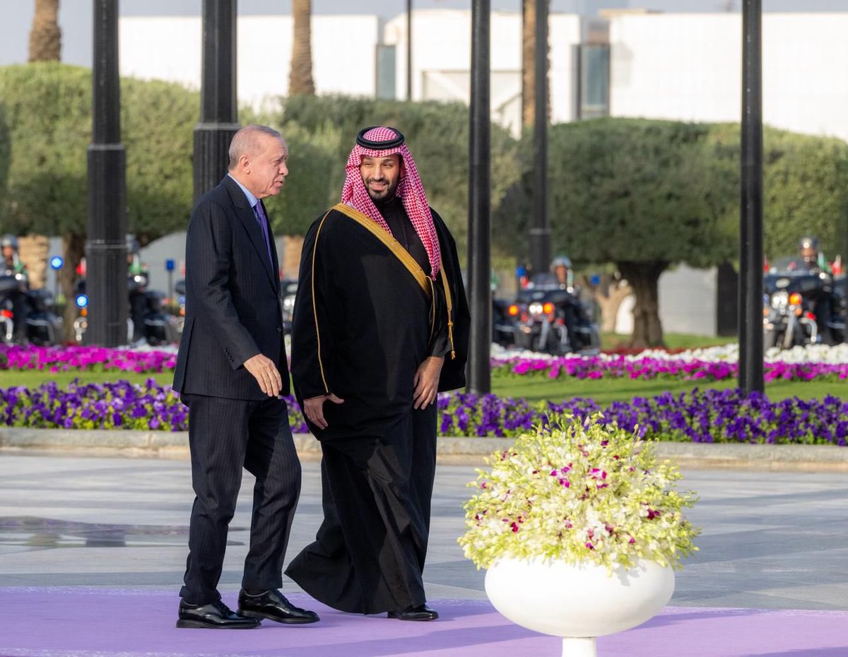 alrougui's tweet photo. أردوغان في قصر اليمامة 
وسمو ولي العهد 
في مقدمة مستقبليه  🇸🇦🇹🇷 https://t.co/aJtvtTyUzQ
