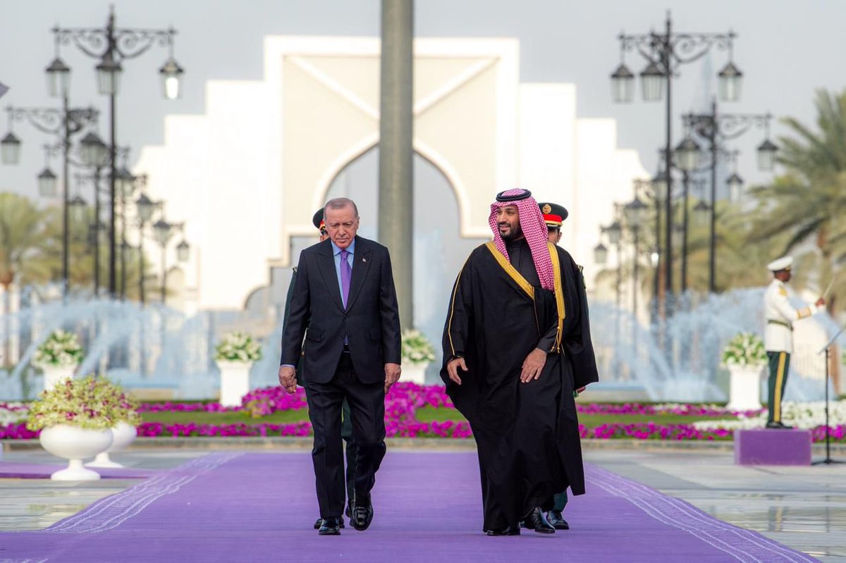 alrougui's tweet photo. أردوغان في قصر اليمامة 
وسمو ولي العهد 
في مقدمة مستقبليه  🇸🇦🇹🇷 https://t.co/aJtvtTyUzQ