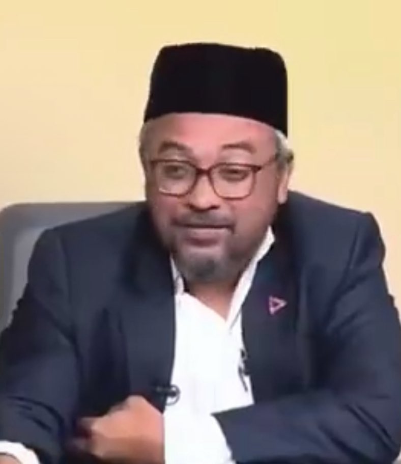 “เค้าจำเป็นที่ต้องเข้าร่วมต่อสู้ด้วยความเจ็บแค้น...”
มึงกล้าพูดออกมาได้ไงวะ
ไอ้การต่อสู้ของบีอาร์เอ็นที่มึงว่าน่ะ
คือ “ฆ่าคนไทย”
ย้ำนะ “ฆ่าคนไทยที่บริสุทธิ์”
มึงอย่าลำพองตนว่าเด็กๆมันสนับสนุนพรรคมึงแล้วมึงจะพูดส้นตีนอะไรแบบนี้ก็ได้