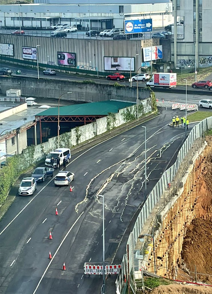 sector7_coruna's tweet image. ⚠️ Calle cortada en ambos sentidos. 
📌 C/ Francisco Pérez Carballo, acceso a Carrefour.
#coruña #someso #recintoferial