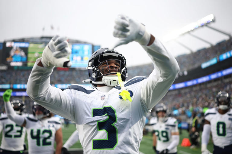 durdenatoru4399's tweet photo. @Eman7Nick Nick Emmanwori is a South Carolina alum who went from repping the Gamecocks in Columbia to now being a rookie stud on the Seattle Seahawks and playing on the biggest stage: the Super Bowl. From Garnet &amp; Black to Super Bowl bound.🐓🔥 https://t.co/5BbQouyZjP