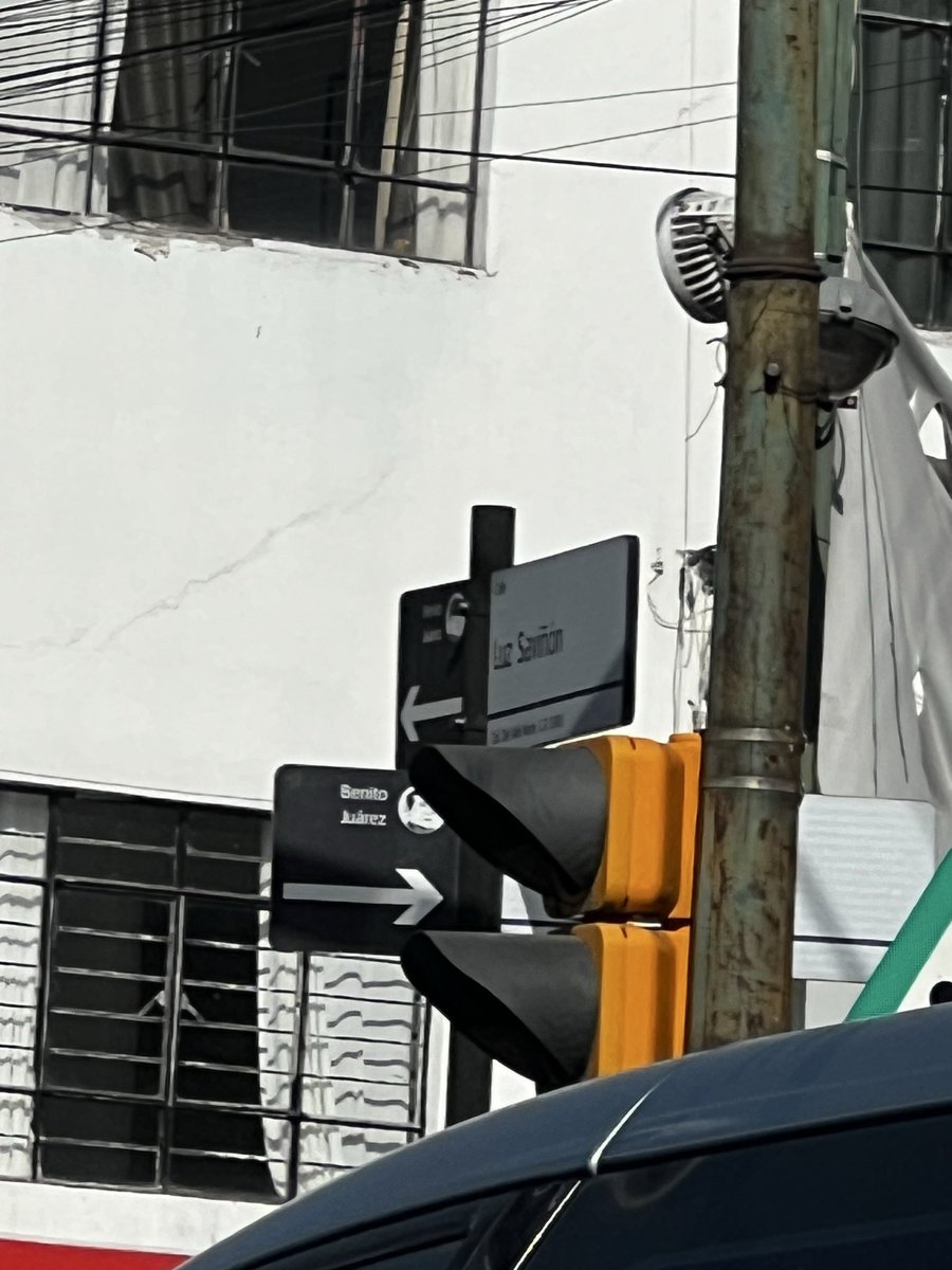 andi_va_la's tweet photo. Podrían apoyar con la poda de árboles que están por tapar los semáforos en la calle de Luz Saviñon esquina con División del Norte? @BJAlcaldia @UCS_GCDMX @AccionesBJ y realmente sobre esa calle la mayoría de los árboles necesitan poda, Muchas gracias 😊 https://t.co/fCudRernd2