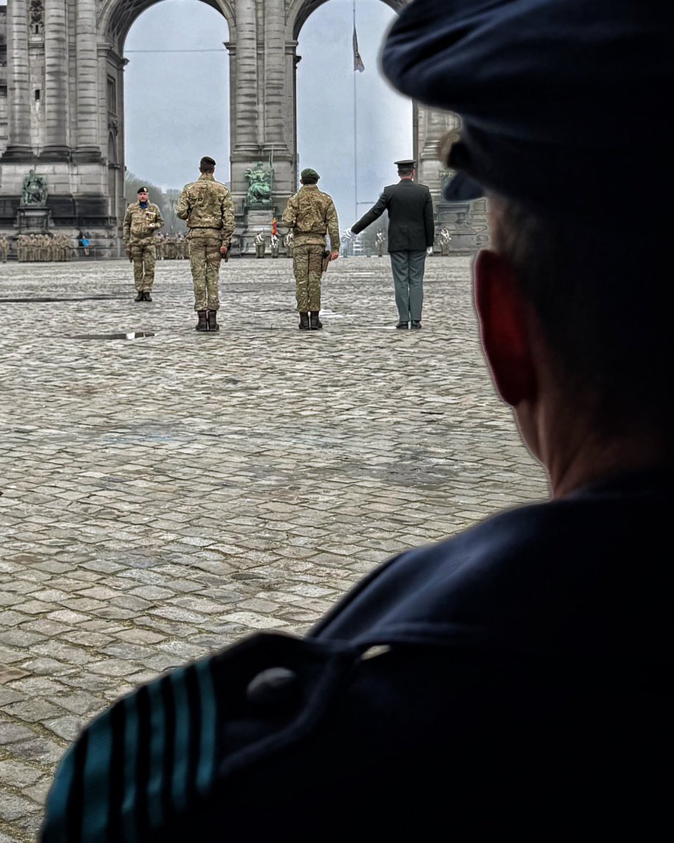 AxelWeydts's tweet photo. Vandaag woonde ik de militaire plechtigheid bij voor de heroprichting van de 1ste en 7de brigade van onze landmacht. 

Ik heb zelf nog meegemaakt hoe onze landstrijdkrachten herleid werden tot een vrijblijvende ‘component’, alsof macht en afschrikking geen rol meer speelden. Die tijd ligt gelukkig achter ons. 

Onze landmacht is opnieuw in opbouw om geloofwaardig en afschrikkend te kunnen optreden tegenover de dreigingen van vandaag. 

De heroprichting van deze brigades is daarin een cruciale stap: sterk symbolisch, maar vooral noodzakelijk om onze slagkracht te vergroten en de aansturing efficiënter te maken.