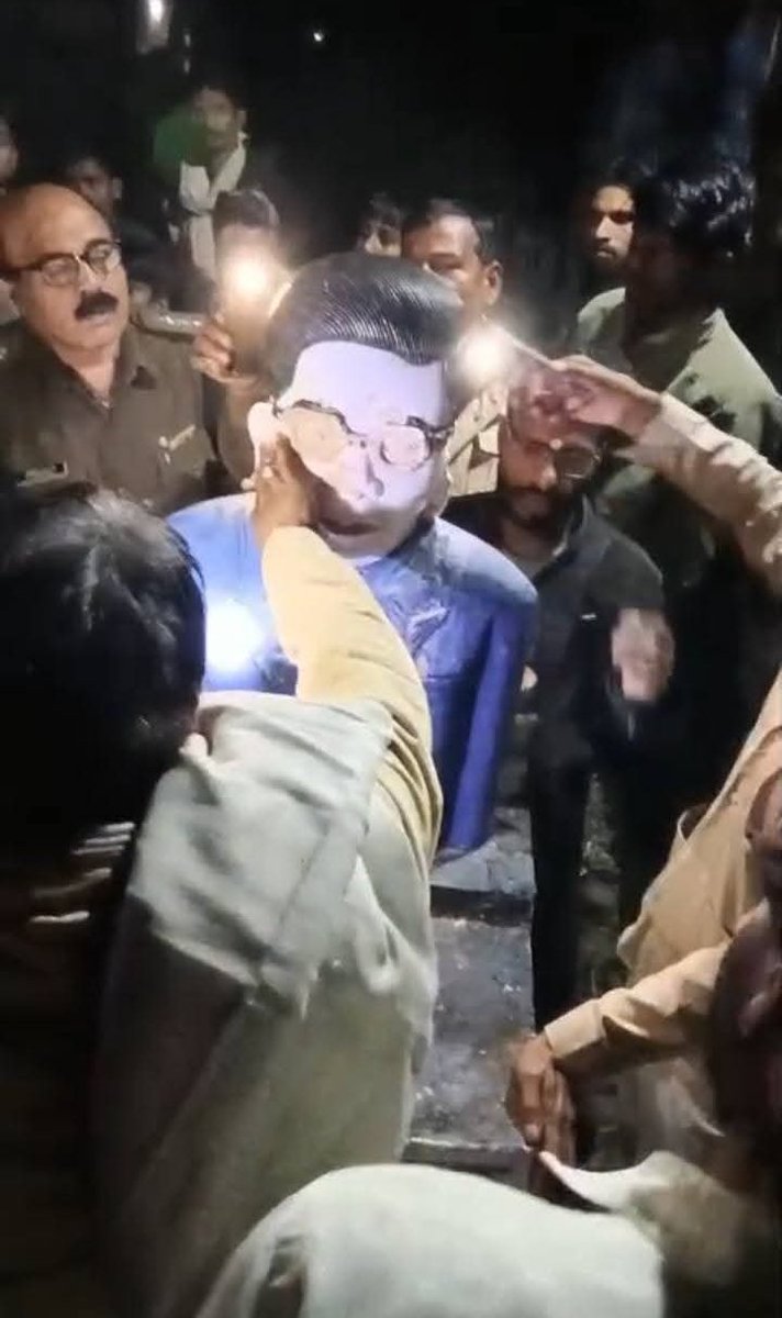 राजगढ़ के खिलचीपुर के ग्राम भादाहेड़ी में भारत रत्न डॉ. भीमराव अंबेडकर जी की प्रतिमा के साथअसामाजिक तत्वों द्वारा की गई तोड़फोड़ अत्यंत निंदनीय, दुर्भाग्यपूर्ण एवं कानून-व्यवस्था को चुनौती देने वाली घटना है।

<a href="/MP_MyGov/">MP MyGov</a> भीम आर्मी प्रशासन से स्पष्ट एवं त्वरित कार्रवाई की माँग करती