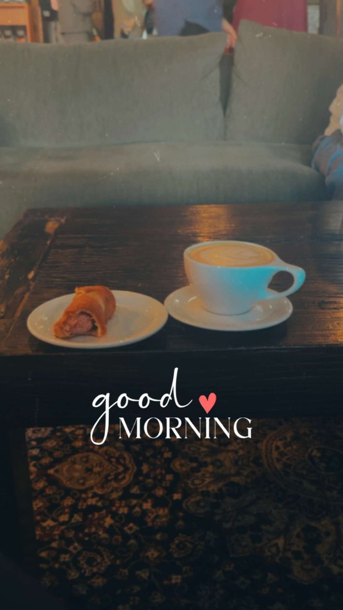 _chanipeachy's tweet photo. Comfy couch ✅love bug latte ✅snack snack ✅vibey cafe ✅ https://t.co/uzzppCA6Ju