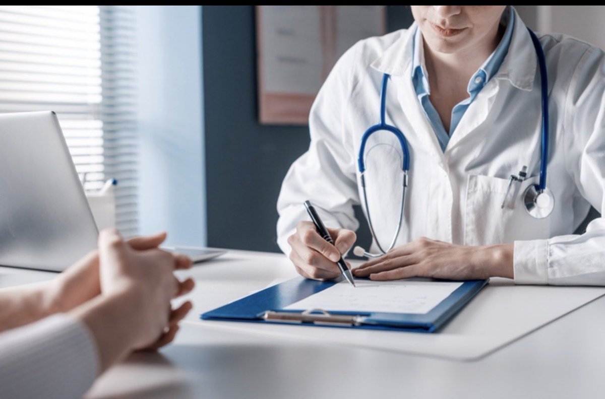 MCCG's tweet photo. Depuis des années, la Mairie de #Paris MALTRAITE les 3500 internes qui font pourtant tenir l’hôpital avec des horaires de dingue pour un salaire très faible, et sont les médecins de demain.

Les amis d’@egregoire dépensent des centaines de millions chaque année pour le logement social, mais toujours AUCUNE maison des internes pour les loger! Or:

▶️le quart des internes n’a pas accès au parc privé 

▶️le tiers doit faire appel à sa famille pour se loger

▶️pour la 1/2 des internes, le loyer représente la 1/2 du salaire.

Pour que Paris ne devienne pas totalement un désert médical, il faut mieux accueillir et fidéliser les internes!

@PourDati2026 #Dati2026