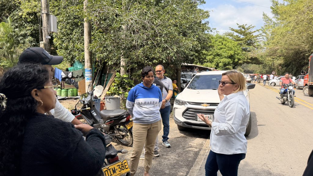 #AEstaHora
Estamos en la zona rural del distrito de Santa Marta realizando una visita prioritaria para identificar los daños en el puente de Mendihuaca. Magdalena y La Guajira permanecen incomunicados por el colapso de esta estructura en el kilómetro 37, tras la fuerte creciente