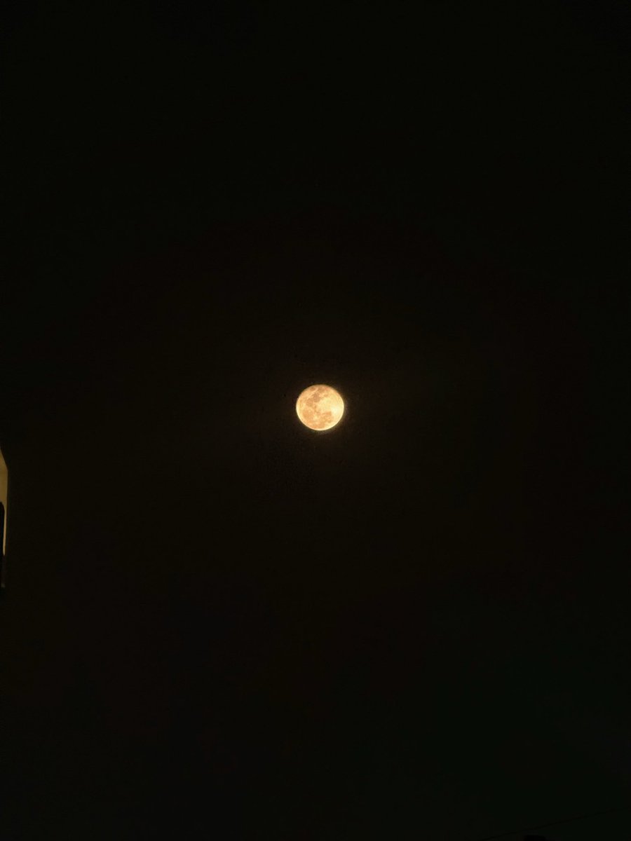 saminaUFshaikh's tweet image. Chaand agar haasil ho jaaye, toh chaand kaha lagta hai…! #moongazing #selenophile