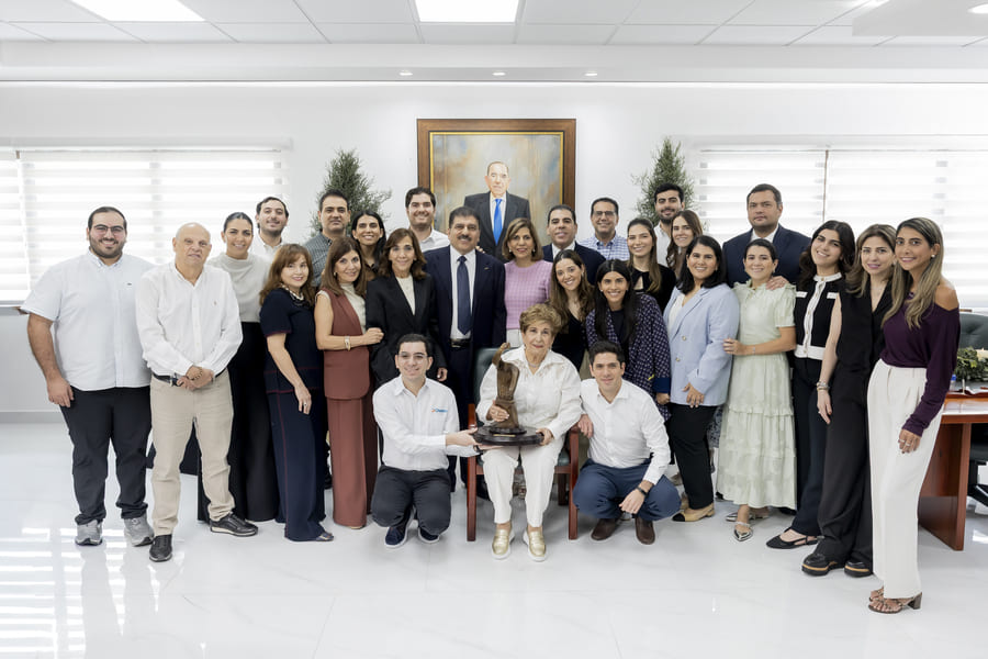 #CoberturaSocial FOTOS: Un legado que trasciende generaciones ✨
La CCIC honró la memoria de Jorge Juan Faraj Kalil con “El Forjador”, reconociendo su visión empresarial, valores humanos y aporte al país 🇭🇳
👉 bit.ly/4rw8Aqp
#JorgeFarajKalil #ElForjador2026 #CCIC