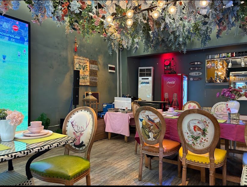 lagosonabudget's tweet photo. Pretty and budget friendly restaurant on the mainland😍

Alice garden restaurant 

📍: 57 oduduwa way, Ikeja- Gra

Budget: 20k+

#lagosonabudget https://t.co/0r8cH7RP2E
