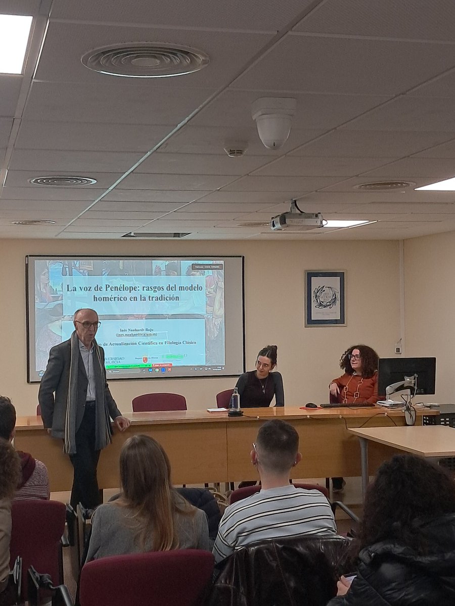 Comienza la sesión de nuestro seminario de actualización dedicada a la voz de #Penélope y el estudio de su tradición, de la mano de Inés Nauhardt
#eventosclasicos 
#letrasferencia
#orgulloumu