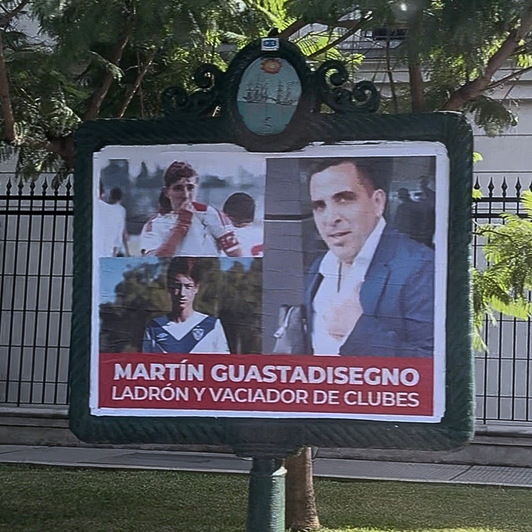 sabadovelezok's tweet photo. 🪧 Las calles de la ciudad amanecieron con afiches contra Martín Guastadisegno, 'persona no grata' en #Vélez sobre todo por el caso Soulé.

👮 Recientemente, el representante se llevó por patria potestad a Luca Scarlato, jugador de River Plate.

📸 @maxpugliese92 https://t.co/bAmvIdUfuV