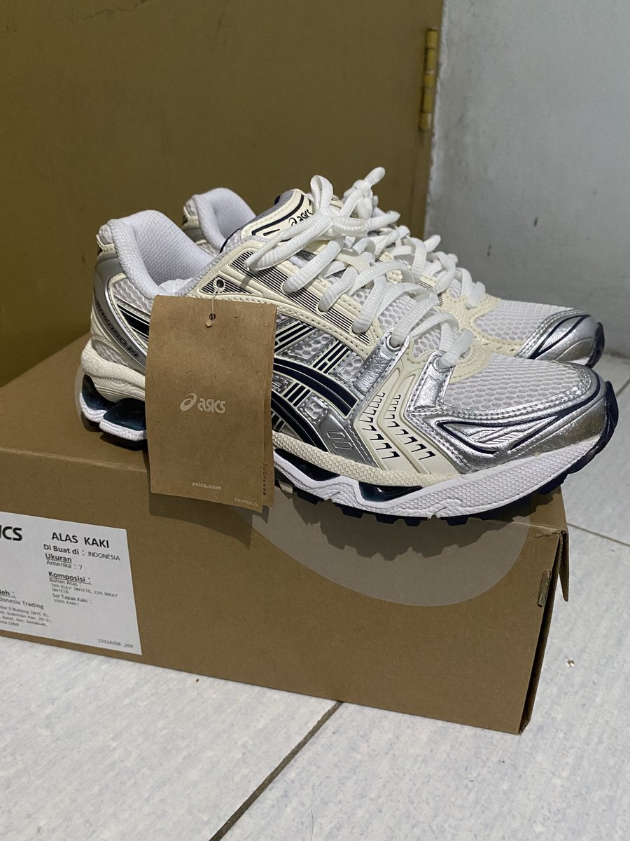 crescentfancy's tweet photo. Jual asics gel kayano 14

pembelian baru (beli tgl 1 februari) salah beli ukuran untuk kado, baru dipakai sekali buat jalan tp kurang nyaman karena kekecilan, ukuran 38 tapi fit for ukuran 37, bonus totebag footlocker

price: 2.1 juta (harga asli 2.3 juta) bisa nego tipis https://t.co/R6BZnLXxZ2