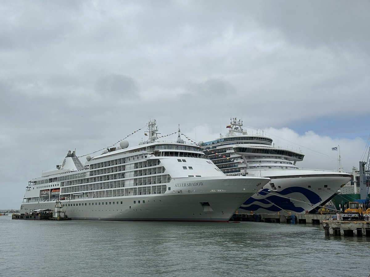 TCsarahbolton's tweet image. 4 ships in #Cartagena port today - @PrincessCruises Caribbean Princess, @HALcruises #Zuiderdam, @Silversea #SilverShadow &amp;amp; @WindstarCruises #WindSurf. Busy day…