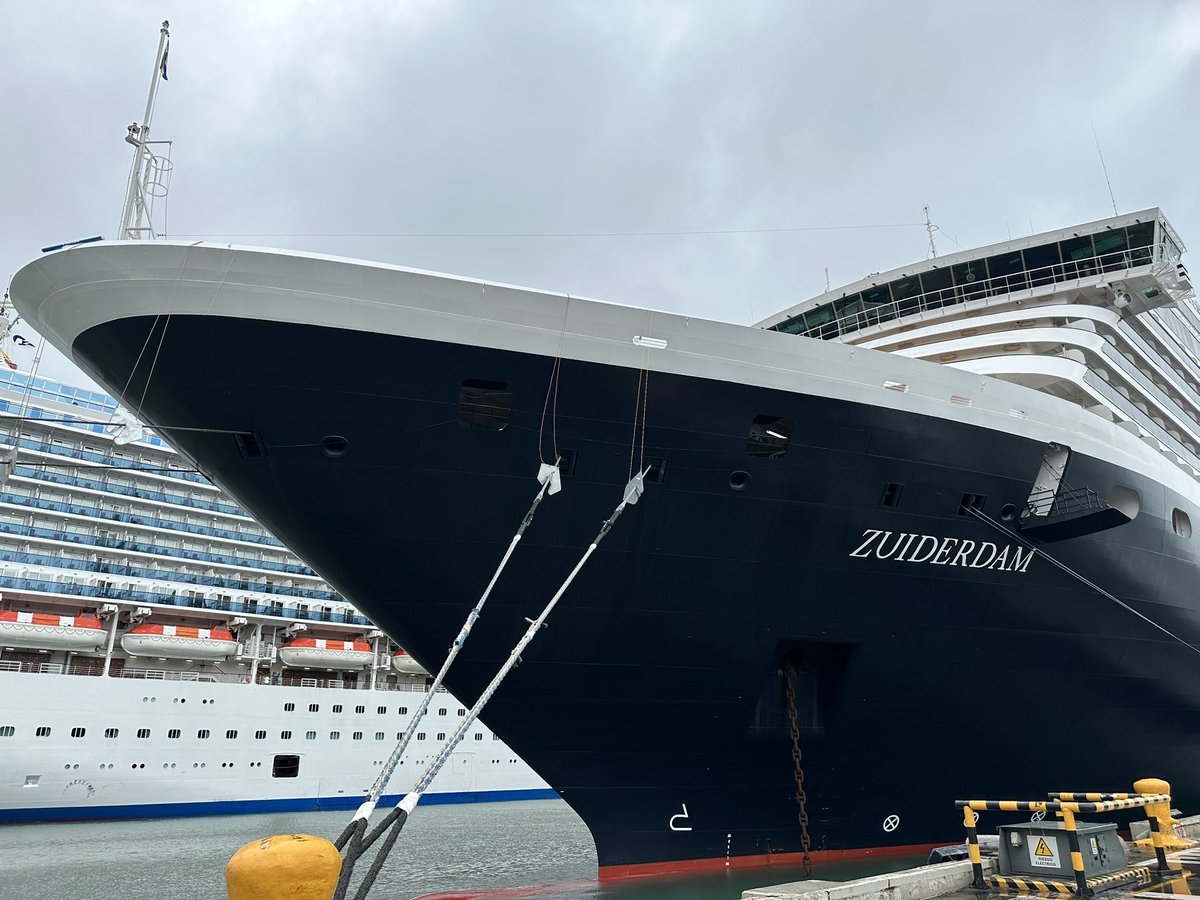 TCsarahbolton's tweet image. 4 ships in #Cartagena port today - @PrincessCruises Caribbean Princess, @HALcruises #Zuiderdam, @Silversea #SilverShadow &amp;amp; @WindstarCruises #WindSurf. Busy day…