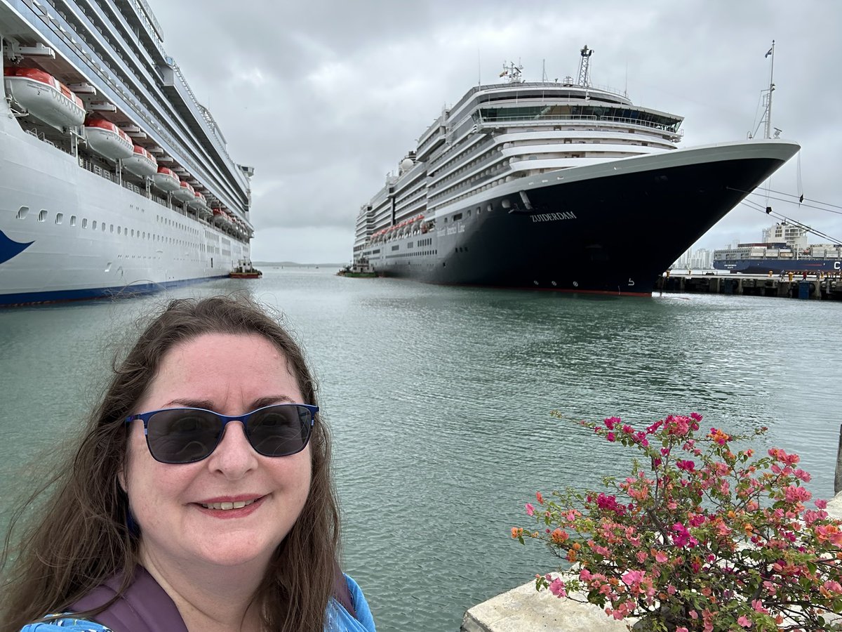 TCsarahbolton's tweet image. 4 ships in #Cartagena port today - @PrincessCruises Caribbean Princess, @HALcruises #Zuiderdam, @Silversea #SilverShadow &amp;amp; @WindstarCruises #WindSurf. Busy day…