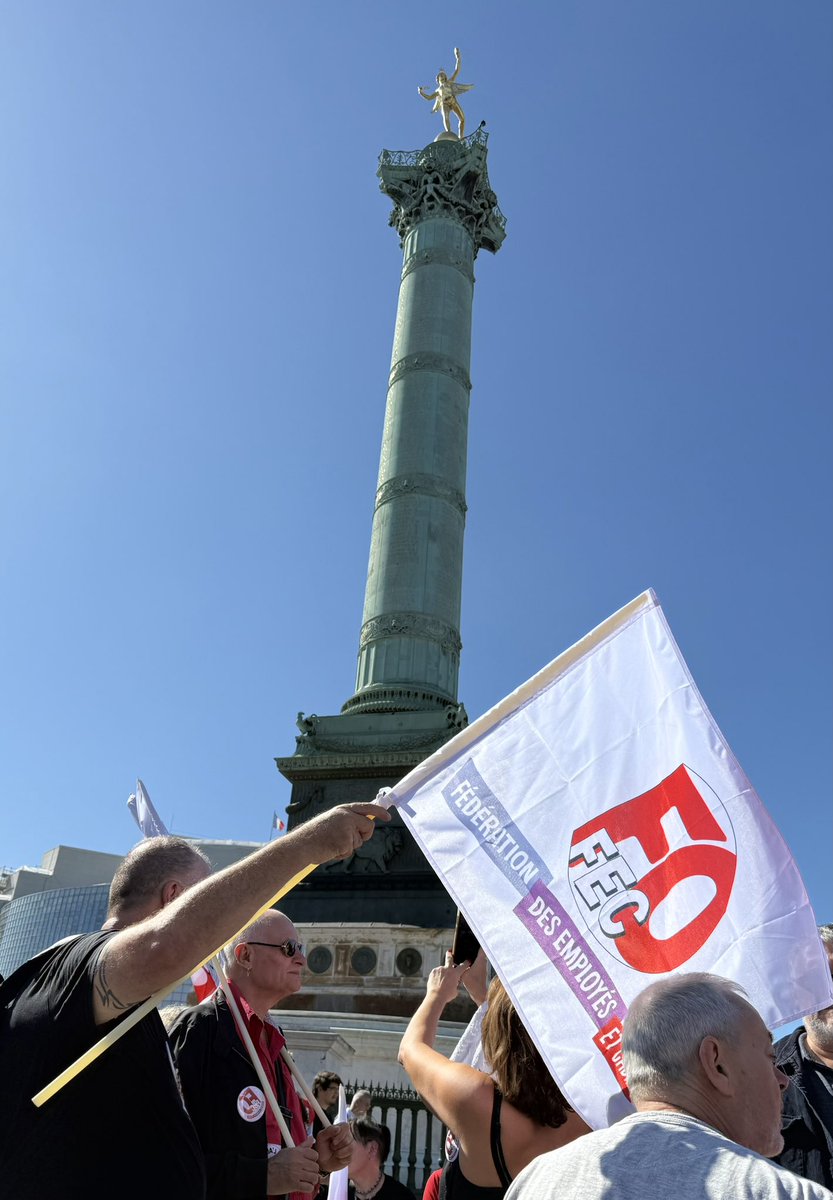 Provocation patronale ?
Les jeunes seraient des salariés de seconde zone disposant de moins de droits et de salaires moindre !
L’histoire bégaye ça portait un nom… le CPE !
Le résultat on le connaît tous !
Des millions de français dans la rue pour dire NON et c’est toujours NON