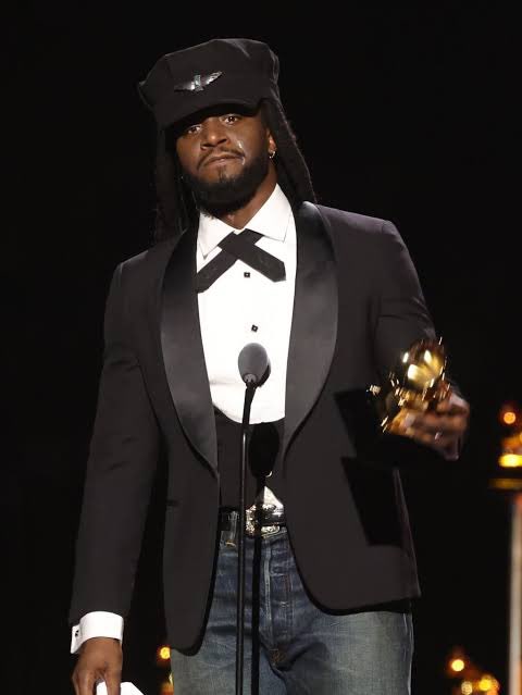 youngjimster's tweet photo. @ShaboozeysJeans here we go again I have to call out another fake Black American 🇳🇬 throwing shade at the Real African Americans 🇺🇸 (slave descendants). I’m very offended by his speech. Immigrants benefit off of what my people built for free that’s why it’s called immigration 🖕🏾. https://t.co/bVAyNtxBiN