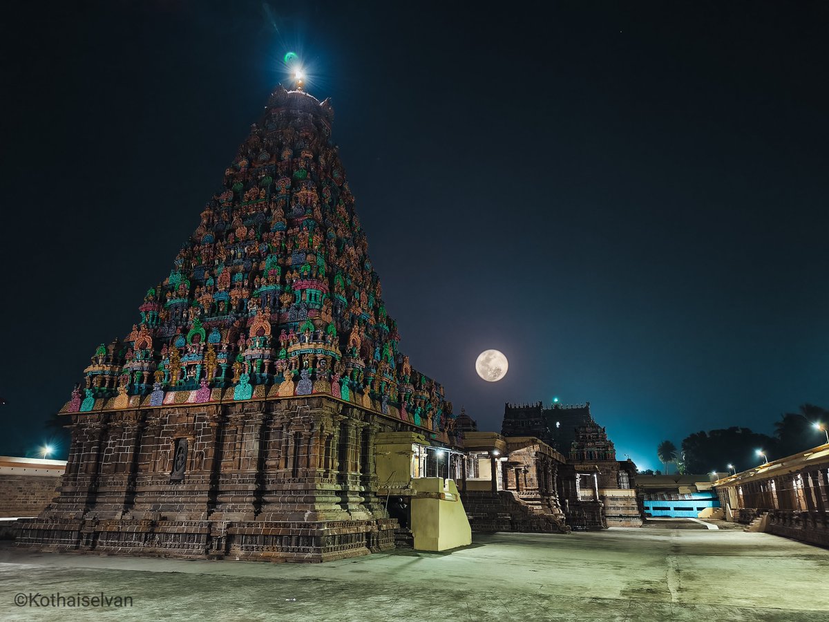 Kothaiselvan21's tweet photo. 📍Sri Kampaheswarar Temple Tirubhuvanam-Kumbakonam

📸 Feb 2/26, 7:45 PM

Behold the ethereal Pournami 🌕  moon view at the grand  "Kampahareswarar Temple" from the Bustling Temple city Kumbakonam ✨.

A 13th-century Chola masterpiece by Kulothunga III, echoing Thanjavur's Peruvudaiyar Temple with towering vimana & intricate Dravidian carvings depicting epics👌. 

Scientifically,full moon aligns Earth between Sun & Moon for 100% illumination🌗🌖🌕. 

#Kumbakonam
#CholaHeritage