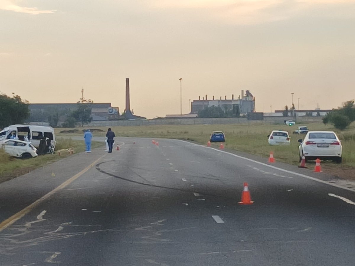 EversonLuhanga's tweet image. BREAKING NEWS: Six people have been shot and killed after a gang allegedly opened fire on a taxi on the R59 in Meyerton, Vaal, south of Joburg. Several others were injured. Two suspects have been arrested, with police still on scene. Major-General Fred Kekana is expected to brief…