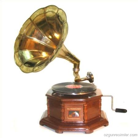 edebiyatbahcesi.net/kose-yazisi/83…
Gülefer Cambaz
Saadet Abla
Perdelerini açmıyor. Balkona da çıkmaz oldu. Evin üzerinde sessiz bir hüzün… Çok sevdiği sardunya çiçekleri saksıda kuruyup kalmış. Oysa daha birkaç hafta önce akşamın bu saatlerinde o küçük tahta masasının üzerine her zamanki