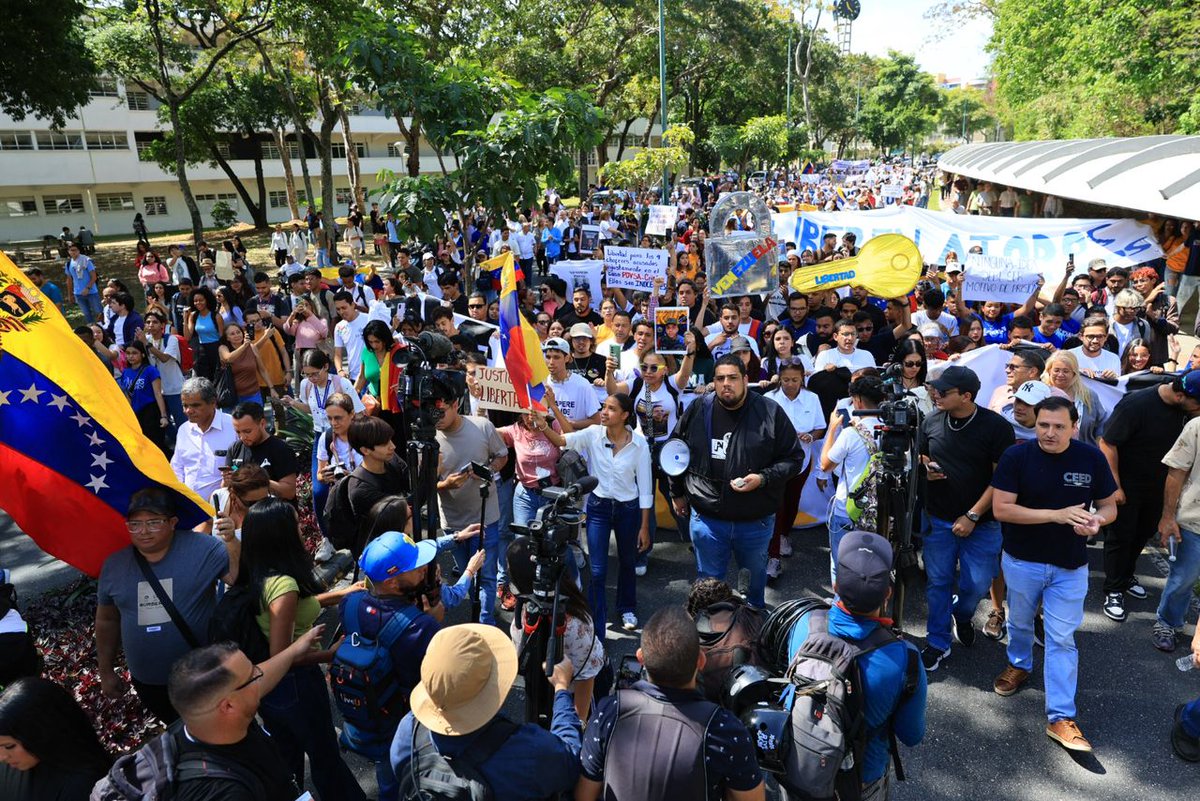 Gbastidas's tweet image. ATENCIÓN: Tras la masiva concentración de hoy #3Feb en la UCV, el movimiento estudiantil convocó a toda la sociedad venezolana a una gran marcha el 12 de febrero en favor de una transición democrática.