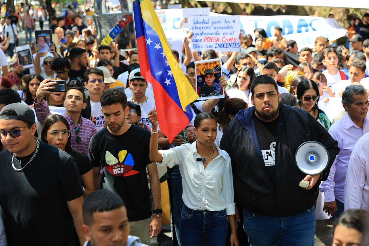 Gbastidas's tweet image. ATENCIÓN: Tras la masiva concentración de hoy #3Feb en la UCV, el movimiento estudiantil convocó a toda la sociedad venezolana a una gran marcha el 12 de febrero en favor de una transición democrática.